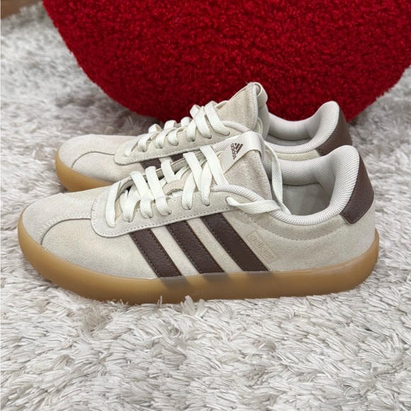 Adidas suede sneakers with gum sole, women’s size US 7.5 / EU 39 1/3 - Picture 6 of 7
